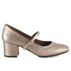 Sandalia de piel metalizada color titan con tacón medio y pulsera, modelo Clareta, vista lateral izquierda.
