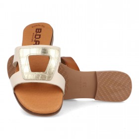 Sandalia Plana de color beige  con adorno en el empeine stilo cuero