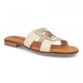 Sandalia Plana de color beige  con adorno en el empeine stilo cuero