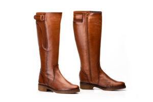1017 Bota de montar para señora en piel de color cuero con elástico y cremallera lateral (hecho en España)