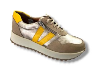 160 Deportivo casual para señora en piel con cordón elástico de color arena mostaza ( hecho en España)