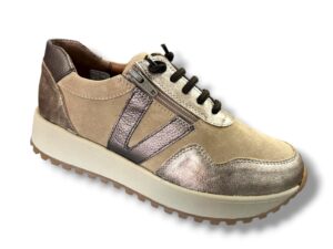 160 Deportivo casual para señora en piel con cordón elástico de color titan marrón ( hecho en España)