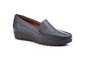 17001 Mocasín para señora en piel con cuña baja de color marino oscuro ( hecho en España)