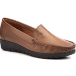 17001 Mocasín para señora en piel con cuña baja de color marrón ( hecho en España)