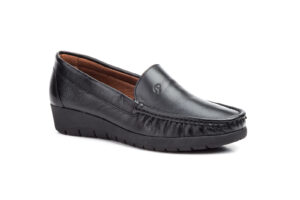 17001 Mocasín para señora en piel con cuña baja de color negro ( hecho en España)