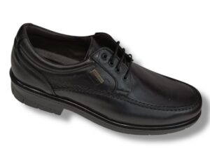 2015 Zapato de caballero blucher con cordones tipo crispino en piel de color negro, fabricado en España.