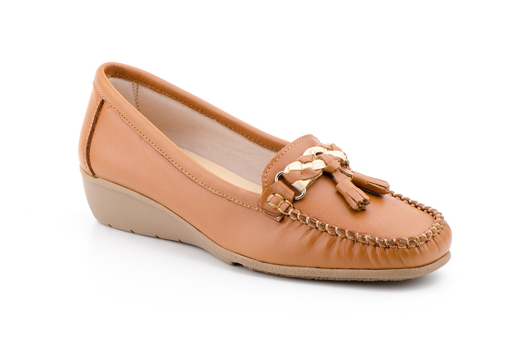 2016 Mocasín tipo kiowa para señora en piel con cuña baja de color cuero ( hecho en España)