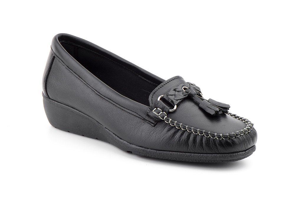 2016 Mocasín tipo kiowa para señora en piel con cuña baja de color negro ( hecho en España)