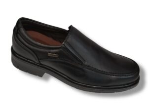 2018 Zapato de caballero liso tipo crispino en piel de color negro, fabricado en España.