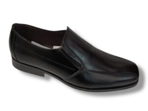 2043 Zapato de caballero liso tipo vestir en piel de color negro, fabricado en España.