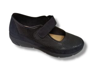 210 Zapato para señora en piel elástica con velcro de color negro ( hecho en España)