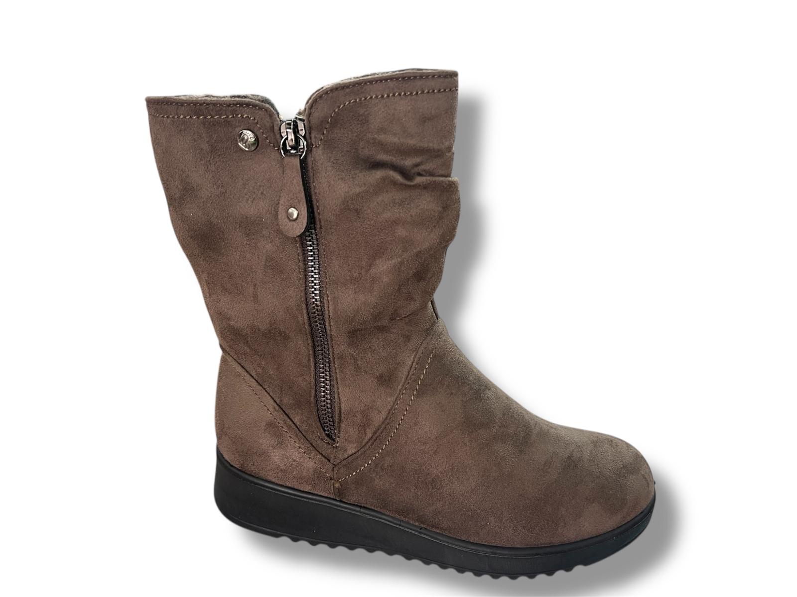 25477 Botín para señora marca AMARPIES con cremallera lateral de color taupe (copia)