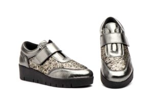 3146 Zapato para señora en piel de color metal, con velcro y piso de cuña ( hecho en España)