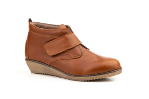 397 Botín para señora en piel con velcro de color cuero ( hecho en España)