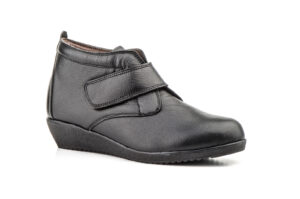 397 Botín para señora en piel con velcro de color negro ( hecho en España)