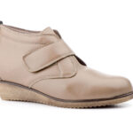 397 Botín para señora en piel con velcro de color taupe ( hecho en España)