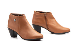 417 Botín para señora en piel con tacón y cremallera lateral de color cuero ( hecho en España)