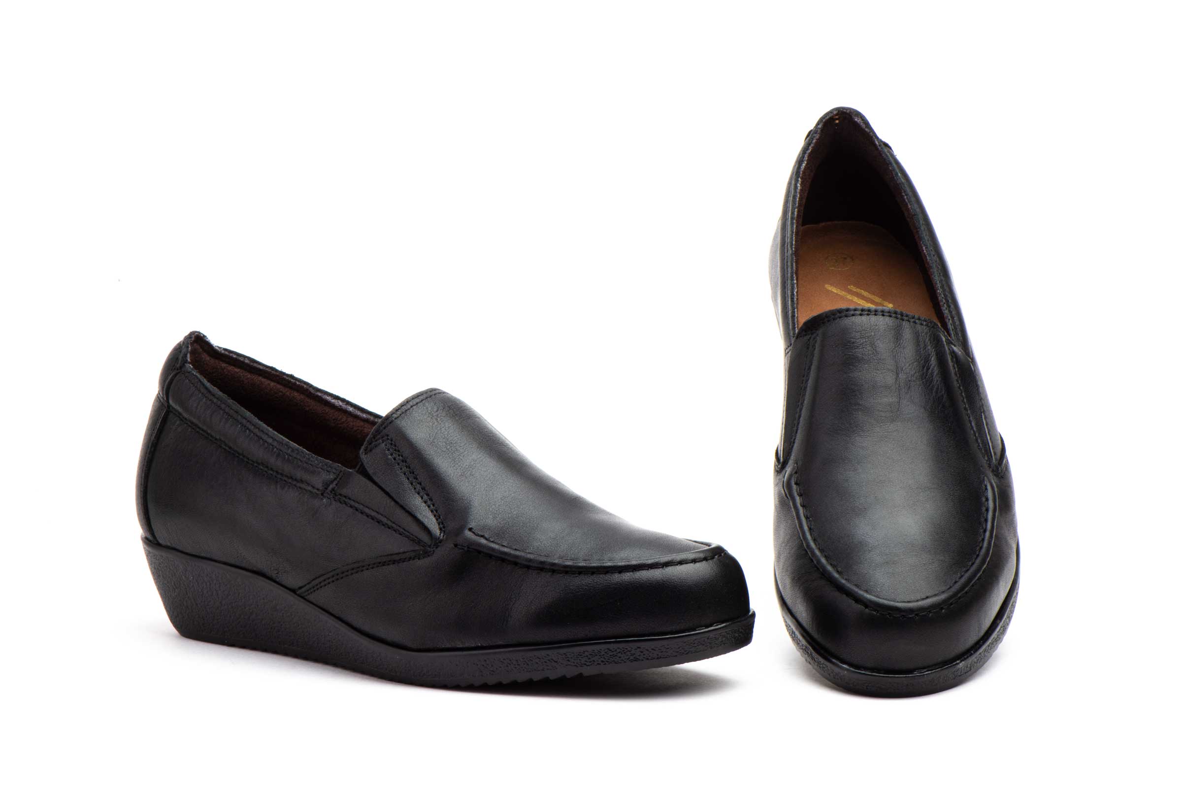 5060 Mocasín para señora en piel con cuña media de color negro ( hecho en España)