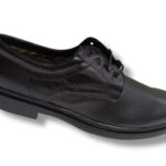 541 Zapato de caballero con cordones tipo blucher, especial camarero, en piel de color negro, fabricado en España.