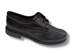 541 Zapato de caballero con cordones tipo blucher, especial camarero, en piel de color negro, fabricado en España.