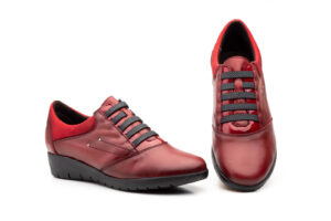 5567 Zapato para señora en piel de color burdeos con elásticos( hecho en España)