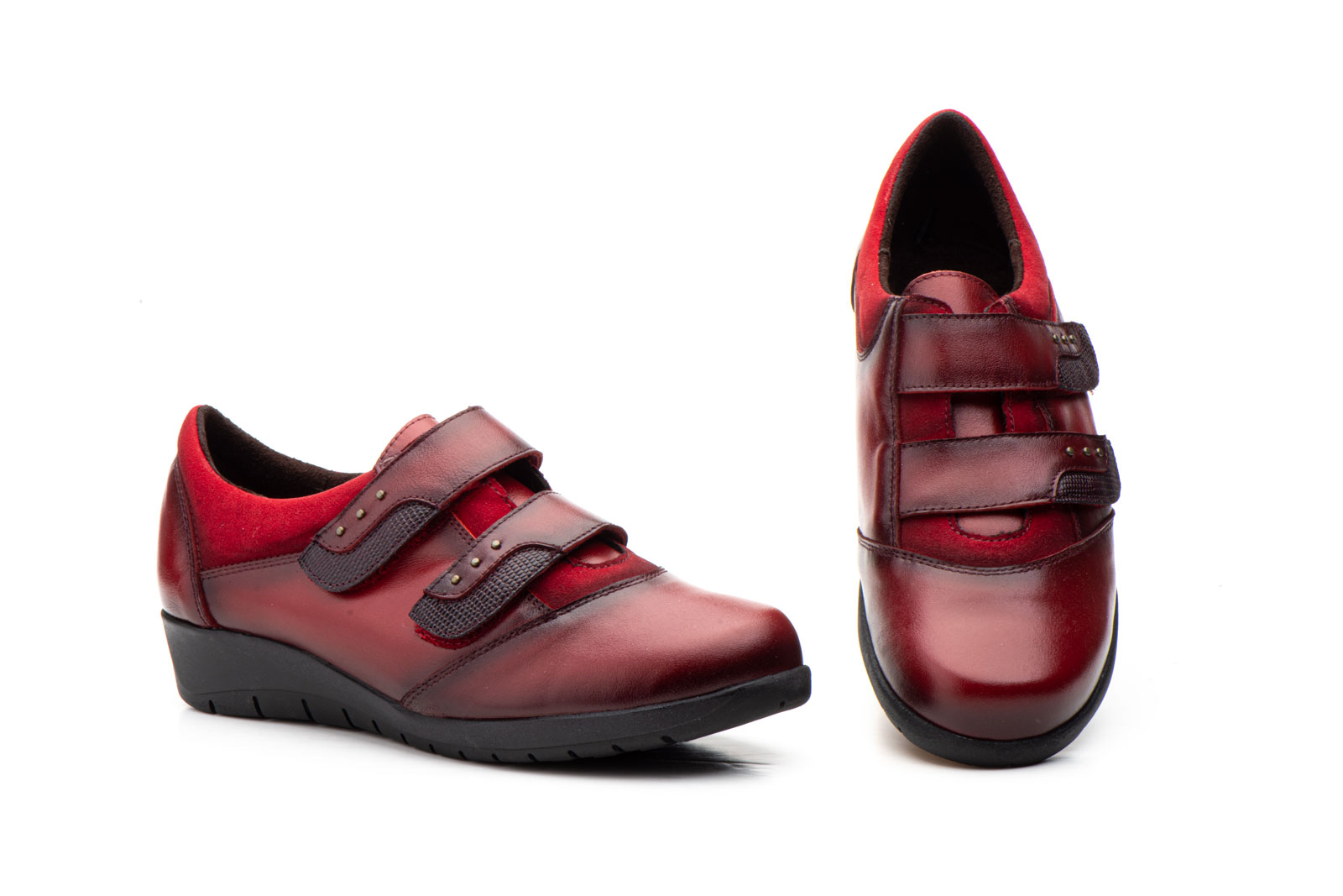 5568 Zapato para señora en piel con velcros de color burdeos ( hecho en España)