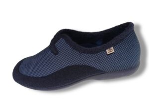 5664 Zapatilla cerrada para casa de caballero en suapel de color azul, fabricada en España.