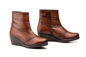 5682 Botín para señora en piel de color cuero, con piso de cuña y cremallera lateral (hecho en España)