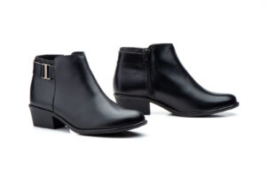 6300 Botín para señora en piel con tacón y cremallera lateral de color negro ( hecho en España)
