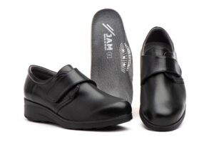 7436 Mocasín para señora confort en piel con velcro y plantilla extraíble de color negro ( hecho en España)