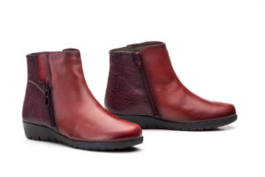 7740 Botín para señora en piel con cuña corrida baja y cremallera lateral de color burdeos( hecho en España)