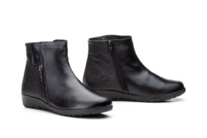 7740 Botín para señora en piel con cuña corrida baja y cremallera lateral de color negro( hecho en España)