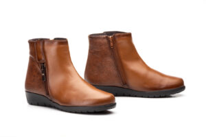 7740 Botín para señora en piel con cuña corrida baja y cremallera lateral de color cuero( hecho en España)