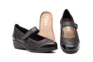 7813 Mocasín para señora confort tipo manoletina en piel con velcro y plantilla extraíble de color negro ( hecho en España)