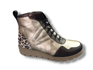 8 Botín para señora en piel con cremallera lateral y cordón elástico de color metali leopardo ( hecho en España)