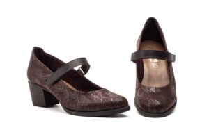 9132 Salón para señora confort en piel con tacón medio y correa de color marrón ( hecho en España)