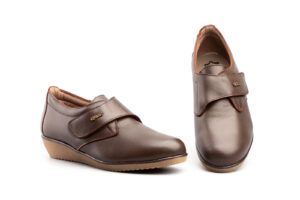 AE 391 Zapato para señora en piel con velcro y piso de cuña de color marrón ( hecho en España)