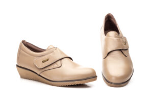 AE 391 Zapato para señora en piel con velcro y piso de cuña de color taupe ( hecho en España)