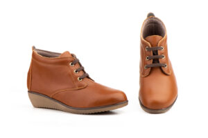 AE 398 Botín para señora en piel con cuña y cordones de color cuero ( hecho en España)