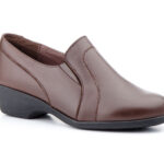 AT 626 Mocasín para señora en piel con cuña baja de color marrón ( hecho en España)