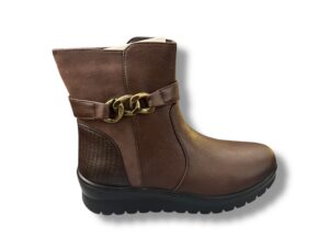 BL-126-4 Botín para señora plano con cremallera lateral de color marrón.