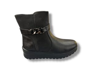 BL-126-4 Botín para señora plano con cremallera lateral de color negro.