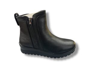 BL-126-6 Botín para señora plano con cremallera lateral de color negro.