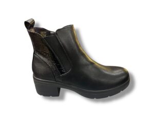 BL-130 Botín para señora tacón bajo con cremallera lateral de color negro.