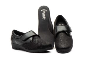 DU 696 Mocasín para señora en piel con cuña baja,velcro y plantilla extraíble de color negro ( hecho en España)