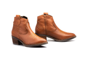 935 Botín para señora Cowboy en piel con tacón y cremallera lateral de color cuero ( hecho en España)