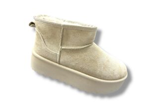 262 Botín para señora con cuña corrida de 3cm en antelina de color beige.