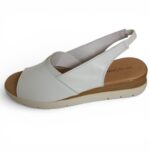 Sandalia de piel en color blanco para mujer con cuña media y planta de gel – Modelo 37850