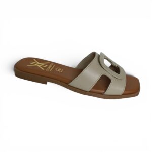 Sandalia plana en color beige de piel para mujer modelo 430 con adorno metálico