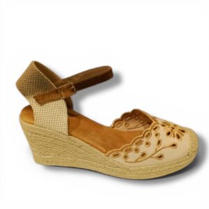Valenciana Cuña Señora de color beige  KK-993 – Elegancia Artesanal y Comodidad Natural con Estilo Mediterráneo